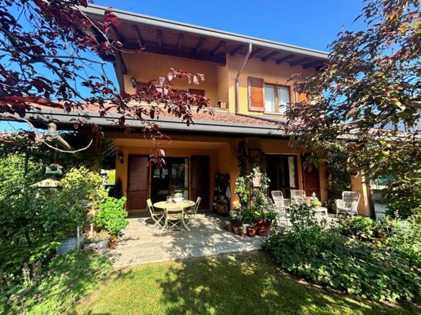 casa indipendente in vendita a Capiago Intimiano in zona Olmeda