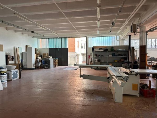 negozio in vendita a Capiago Intimiano in zona Olmeda
