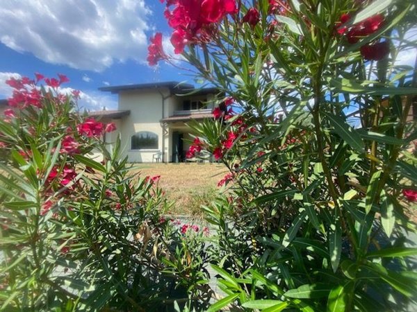 casa indipendente in vendita a Capiago Intimiano in zona Olmeda