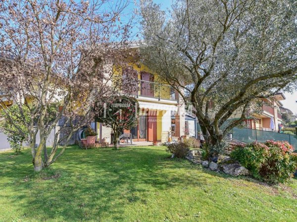 casa indipendente in vendita a Capiago Intimiano in zona Olmeda