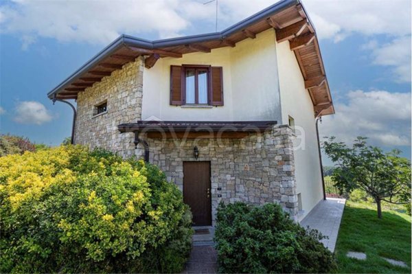 casa indipendente in vendita a Capiago Intimiano in zona Olmeda