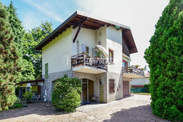 casa indipendente in vendita a Capiago Intimiano in zona Olmeda