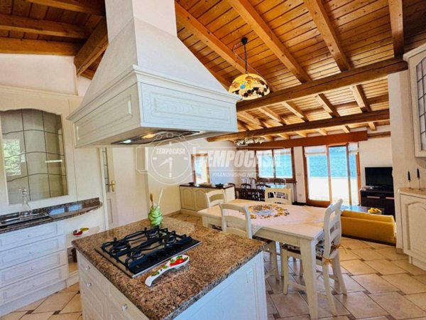 appartamento in vendita a Carate Urio