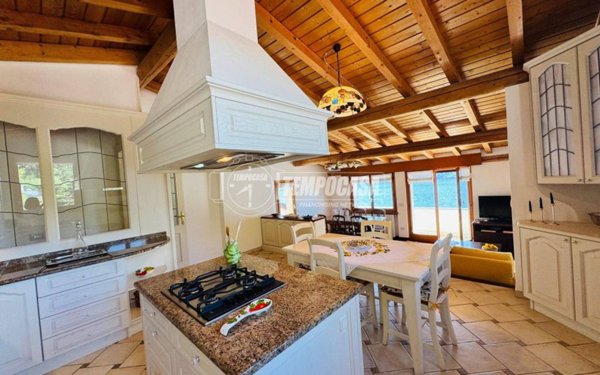 appartamento in vendita a Carate Urio