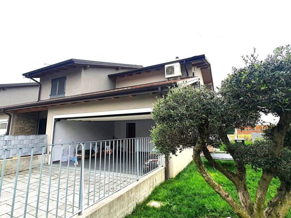 casa indipendente in vendita a Carbonate