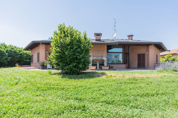 casa indipendente in vendita a Carbonate in zona Cascina Cipollina