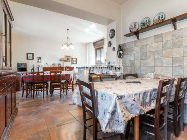 casa indipendente in vendita a Carbonate in zona Cascina Cipollina