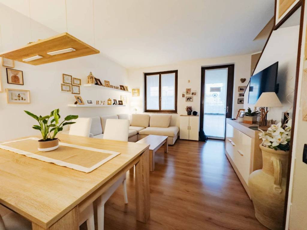 casa indipendente in vendita a Carimate in zona Cascina Valle