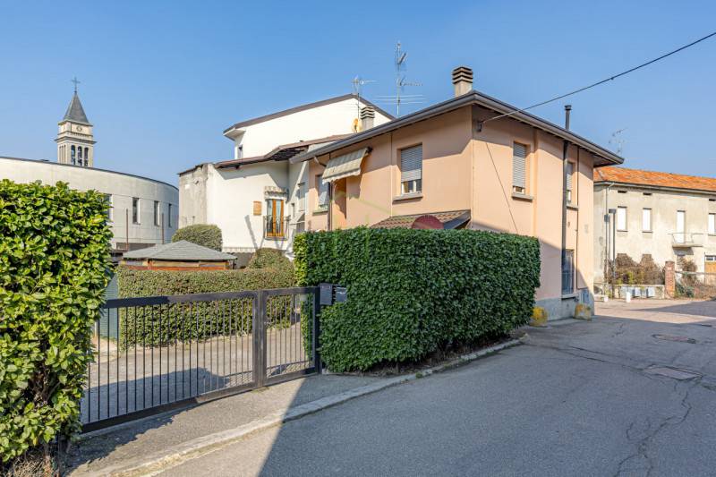 appartamento in vendita a Carimate in zona Montesolaro