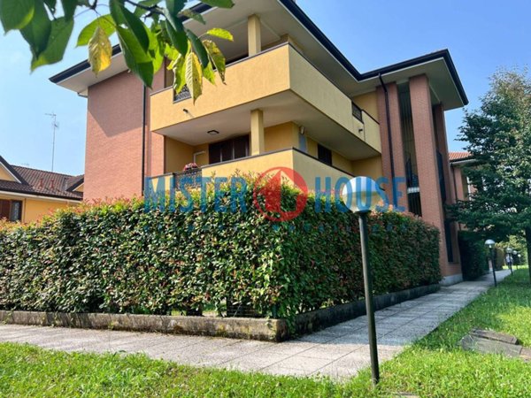 appartamento in vendita a Carimate in zona Stazione di Carimate