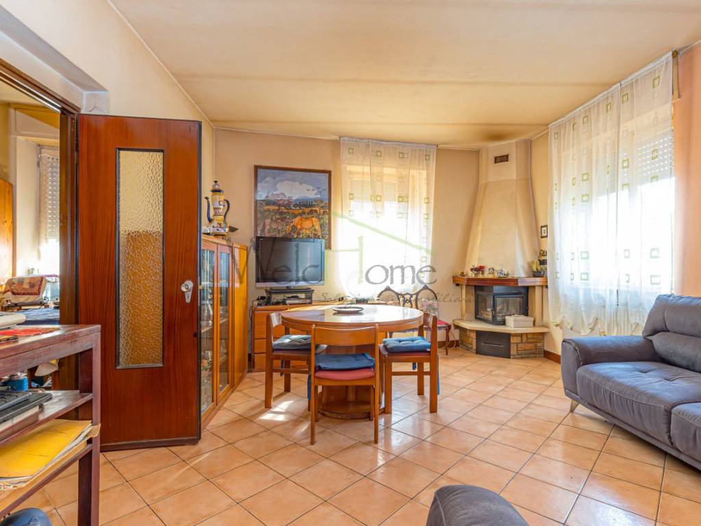 appartamento in vendita a Carimate in zona Montesolaro