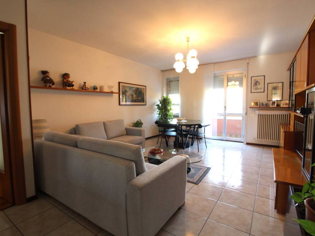 appartamento in vendita a Carimate in zona Montesolaro