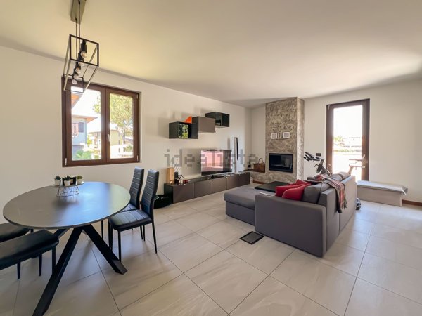 appartamento in vendita a Carimate in zona Montesolaro