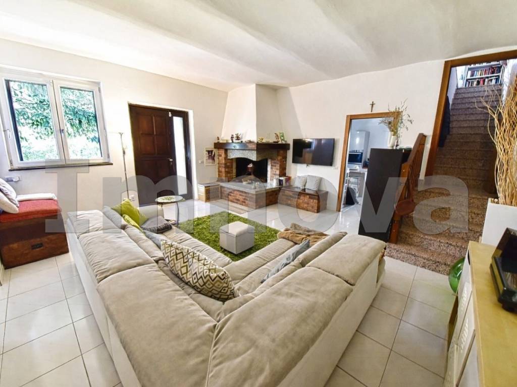 casa indipendente in vendita a Carimate in zona Cascina Valle