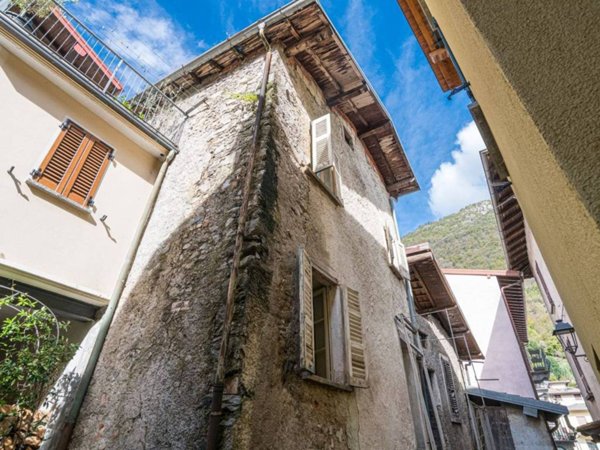 casa indipendente in vendita a Carlazzo