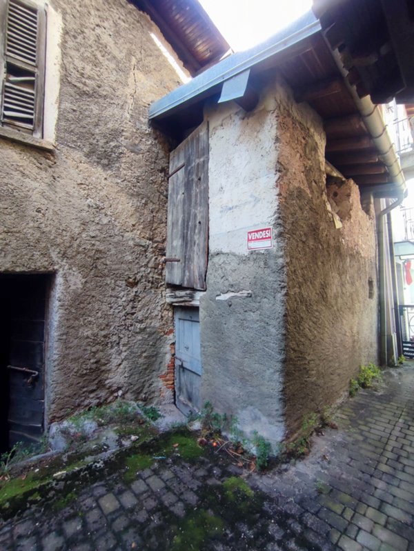 casale in vendita a Carlazzo