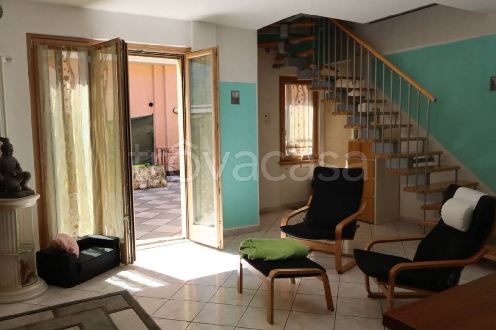 casa indipendente in vendita a Carlazzo