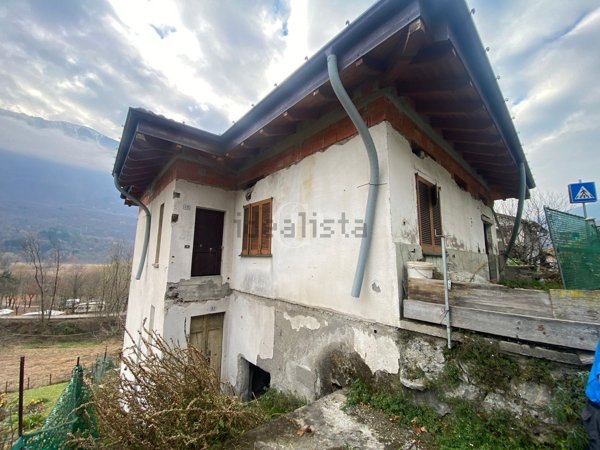 casa indipendente in vendita a Carlazzo
