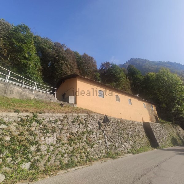 locale di sgombero in vendita a Carlazzo