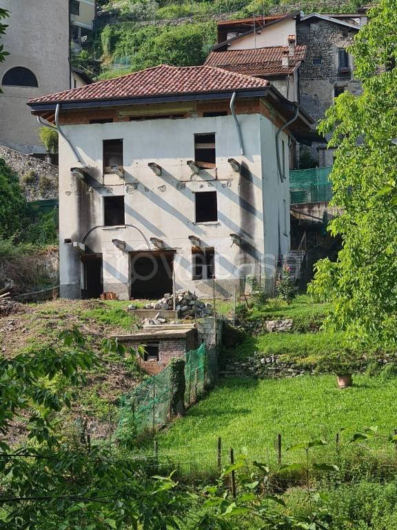 casa indipendente in vendita a Carlazzo