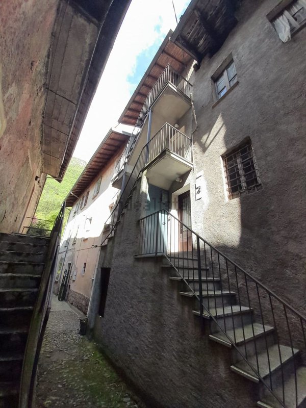 casa semindipendente in vendita a Carlazzo