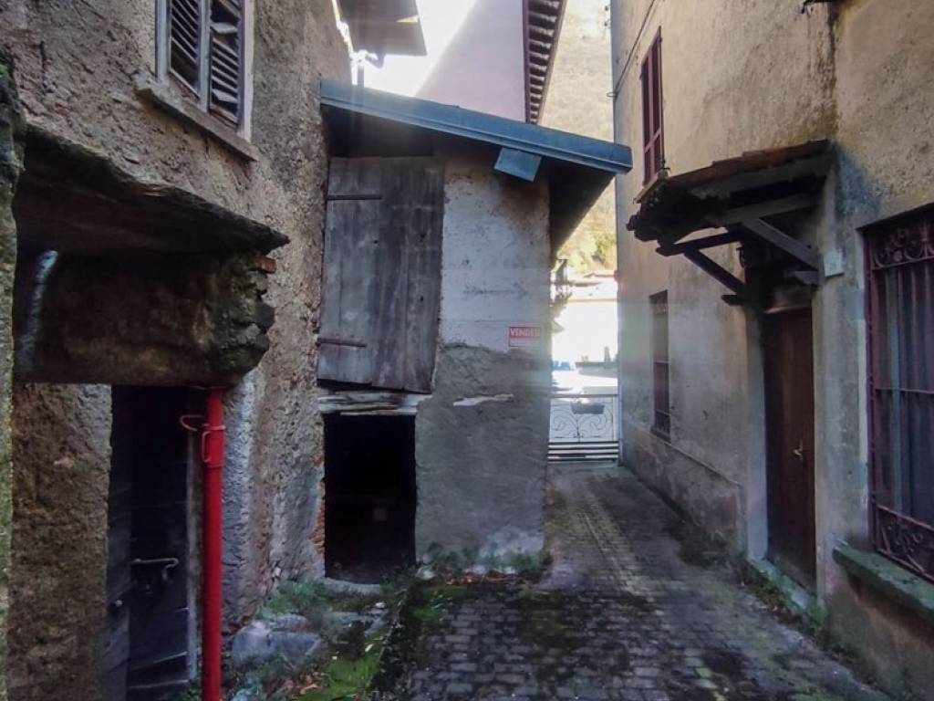 casa indipendente in vendita a Carlazzo