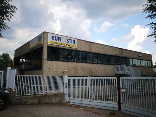 negozio in vendita a Carugo