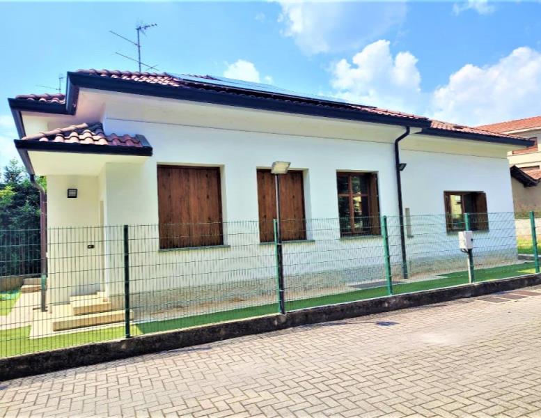 casa indipendente in vendita a Carugo
