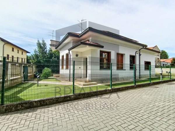 casa indipendente in vendita a Carugo