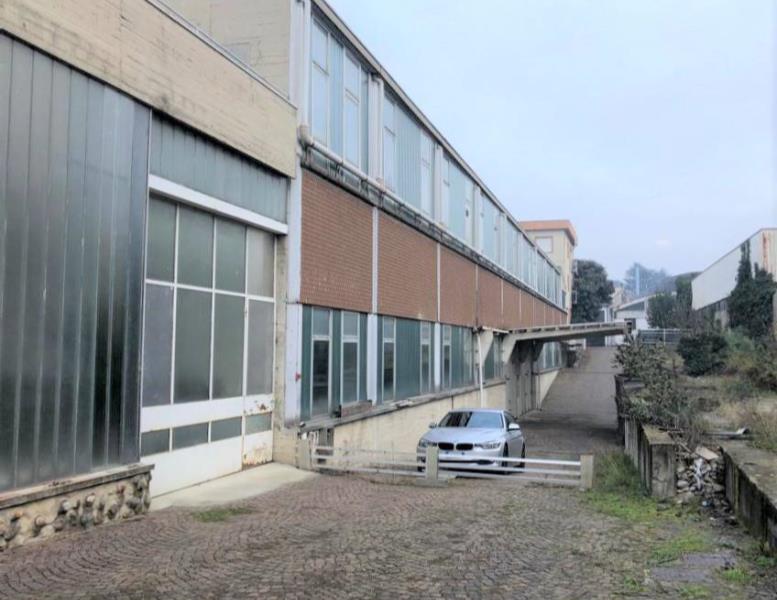 locale commerciale in vendita a Carugo