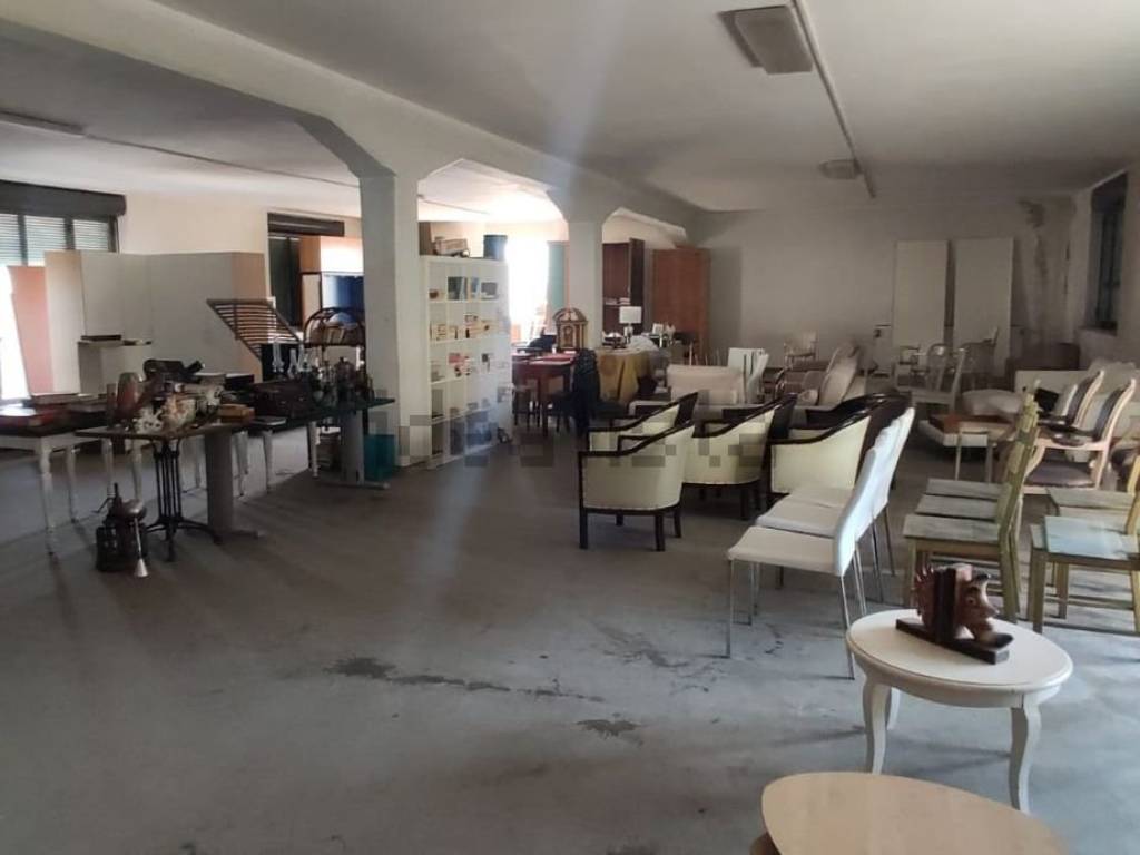 locale commerciale in vendita a Carugo