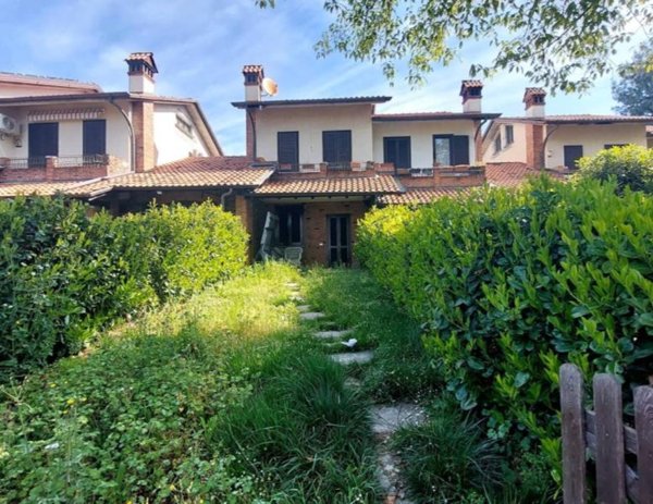 casa indipendente in vendita a Carugo