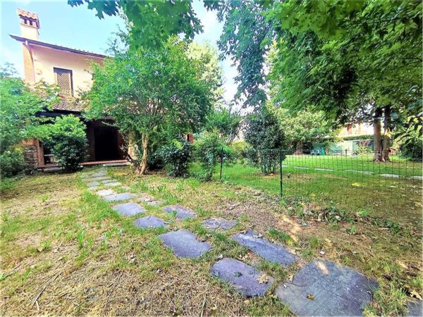 casa indipendente in vendita a Carugo