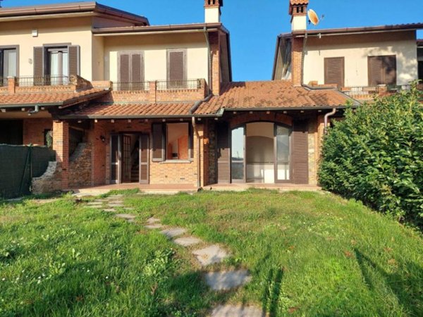 casa indipendente in vendita a Carugo
