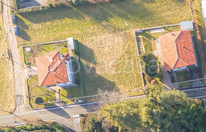 terreno edificabile in vendita a Carugo