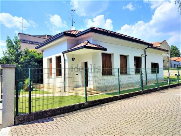 casa indipendente in vendita a Carugo