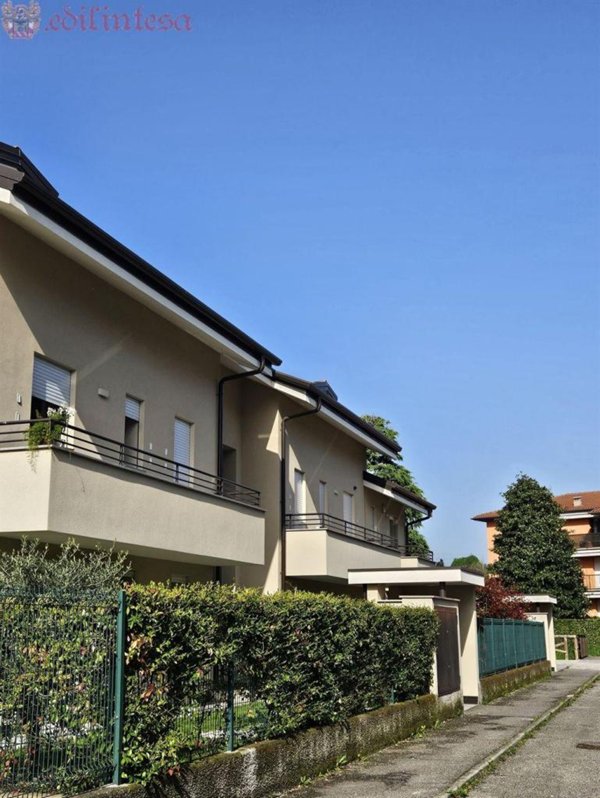 appartamento in vendita a Carugo