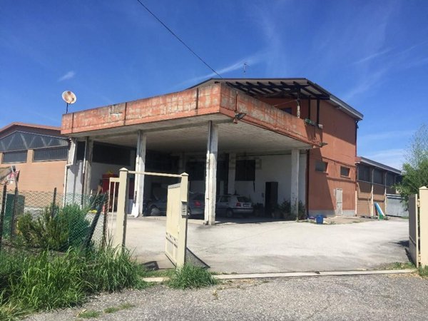 casa indipendente in vendita a Carugo