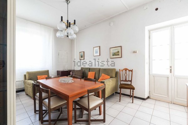 casa indipendente in vendita a Carugo