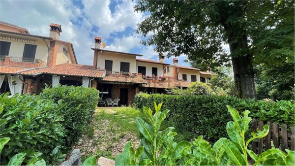 casa indipendente in vendita a Carugo
