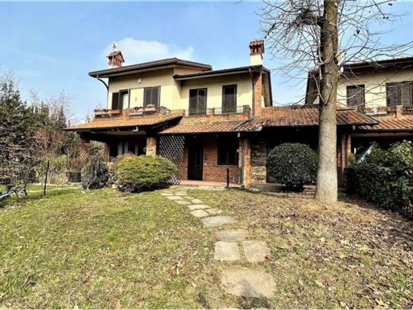 appartamento in vendita a Carugo