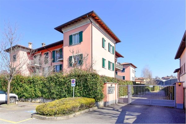 appartamento in vendita a Carugo