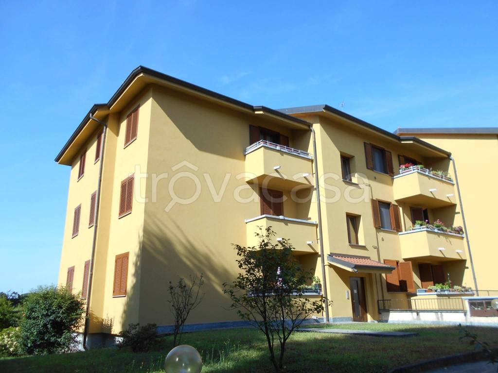 appartamento in vendita a Carugo