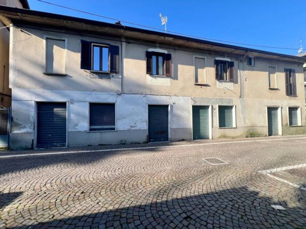 negozio in vendita a Carugo