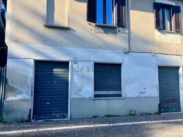 negozio in vendita a Carugo