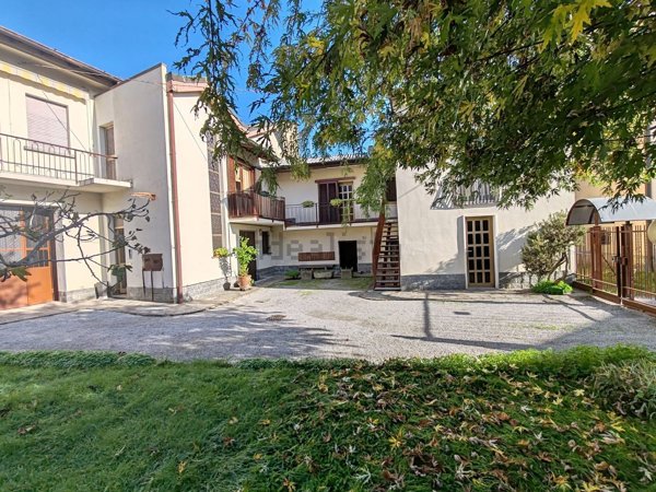 casa semindipendente in vendita a Carugo