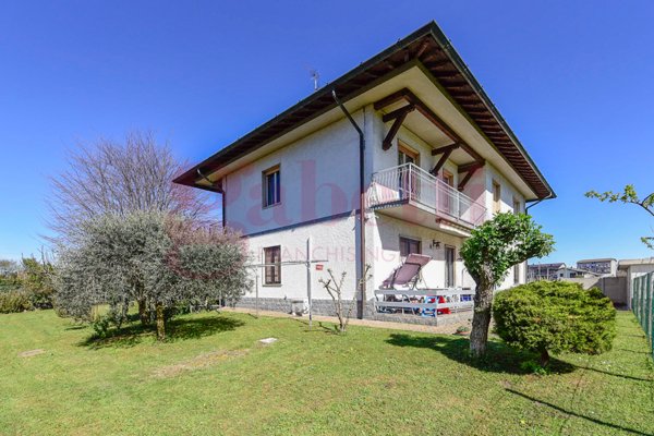appartamento in vendita a Carugo