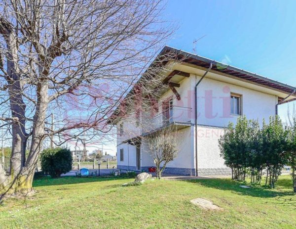 appartamento in vendita a Carugo