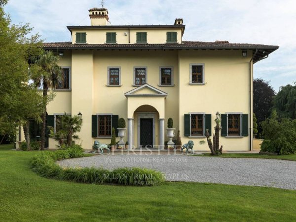 villa in vendita a Carugo