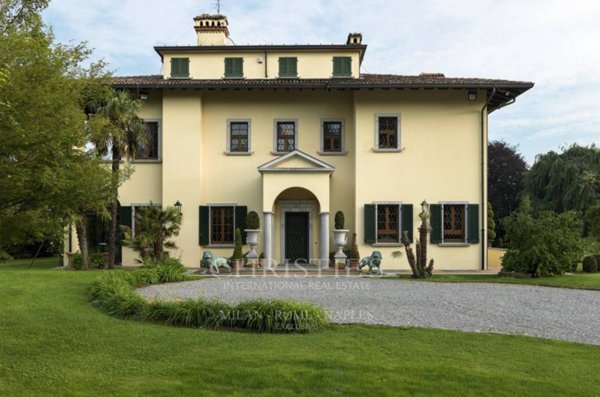 villa in vendita a Carugo